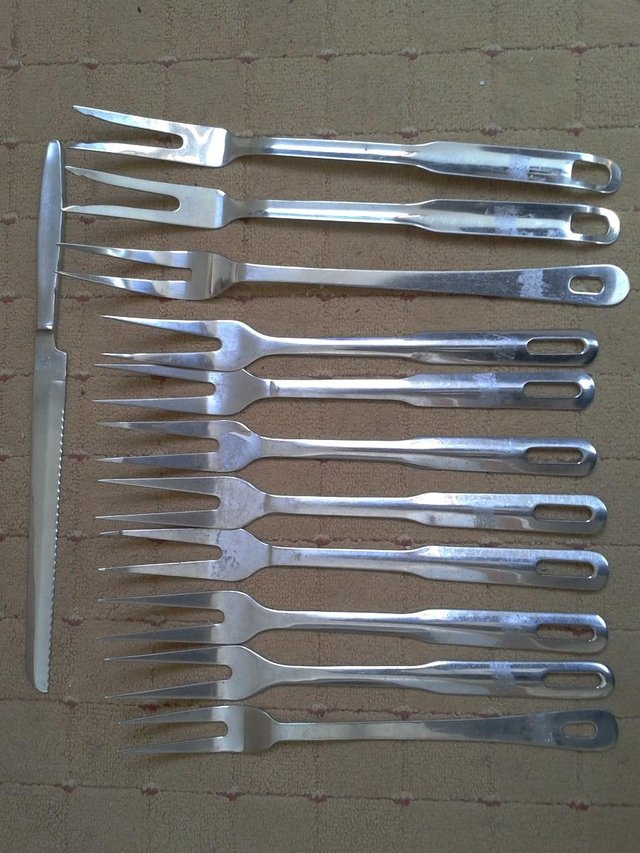 Preview of the first image of I x Viners carving knife & 11 x carving joint poultry fork's.