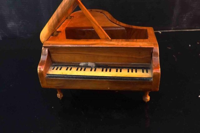 Image 3 of musical box