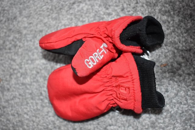 Preview of the first image of Babies goretex mittens.