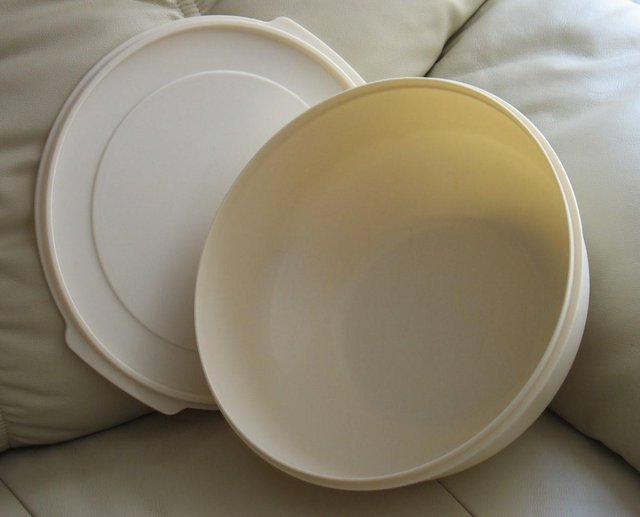 Preview of the first image of Rubbermaid USA large cream BOWL & LID gc.