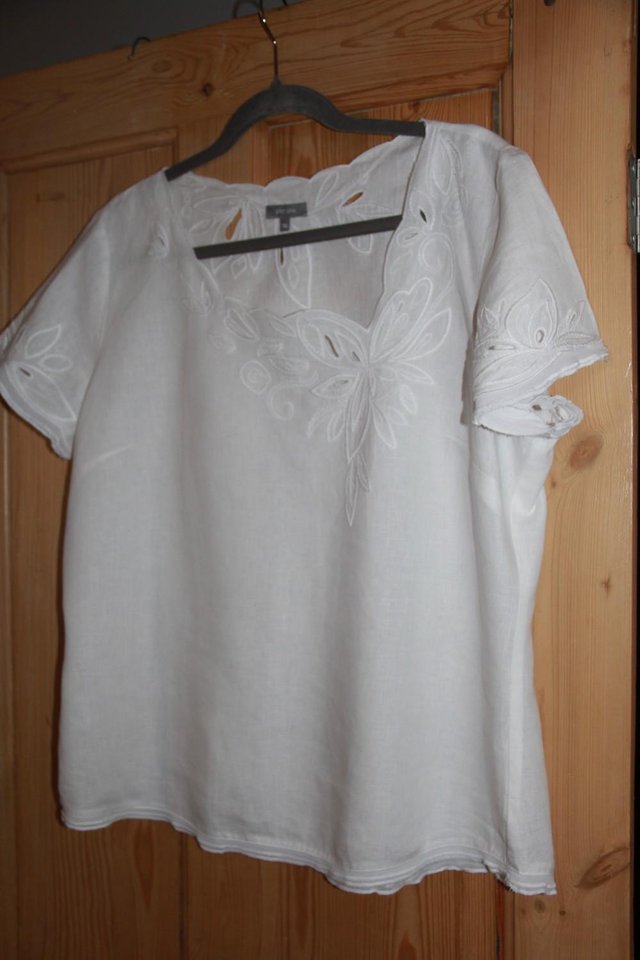Preview of the first image of Per Una White Linen Top Size 16.
