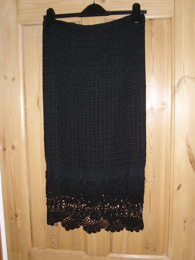 Preview of the first image of Retro Pearce Fionda Crochet Skirt – size 10.