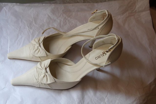 Preview of the first image of Kaliko-Cream Leather Bow Detail Shoes Size 5/38.
