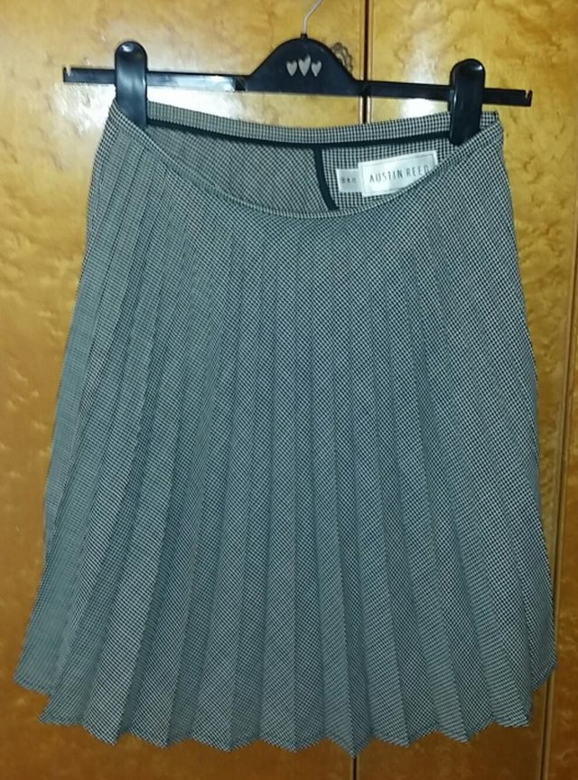 Preview of the first image of AUSTIN REED Pure New Wool Dog-Tooth Pleated Skirt sz 12/M.