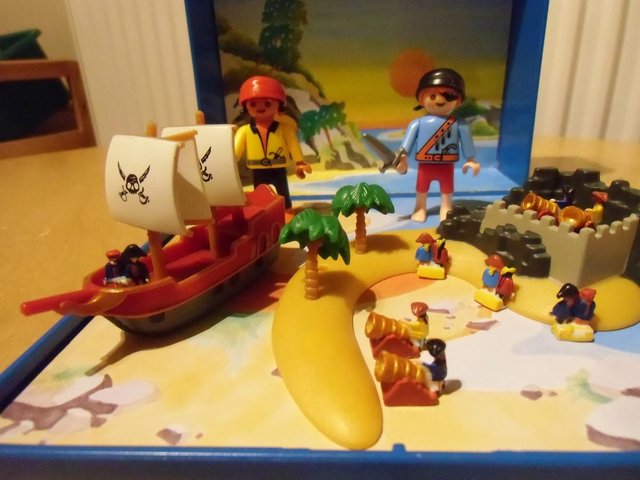Preview of the first image of Playmobil Mini Pirate Magnetic Set.