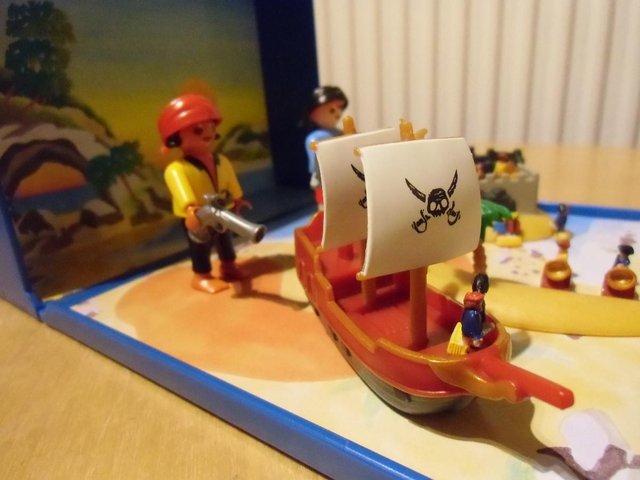 Image 3 of Playmobil Mini Pirate Magnetic Set