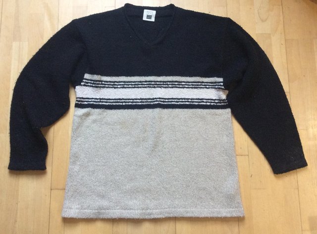 Preview of the first image of R.I. Clothing Company Men's Jumper Size M.