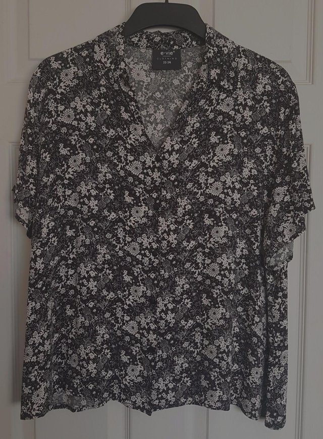 Preview of the first image of Lovely Black & White Flowered Blouse By Evie - Sz 22/24.