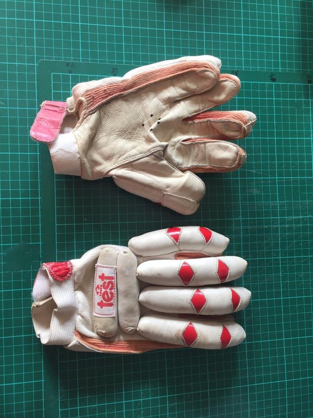 Preview of the first image of Cricket batting gloves ROMBO test.