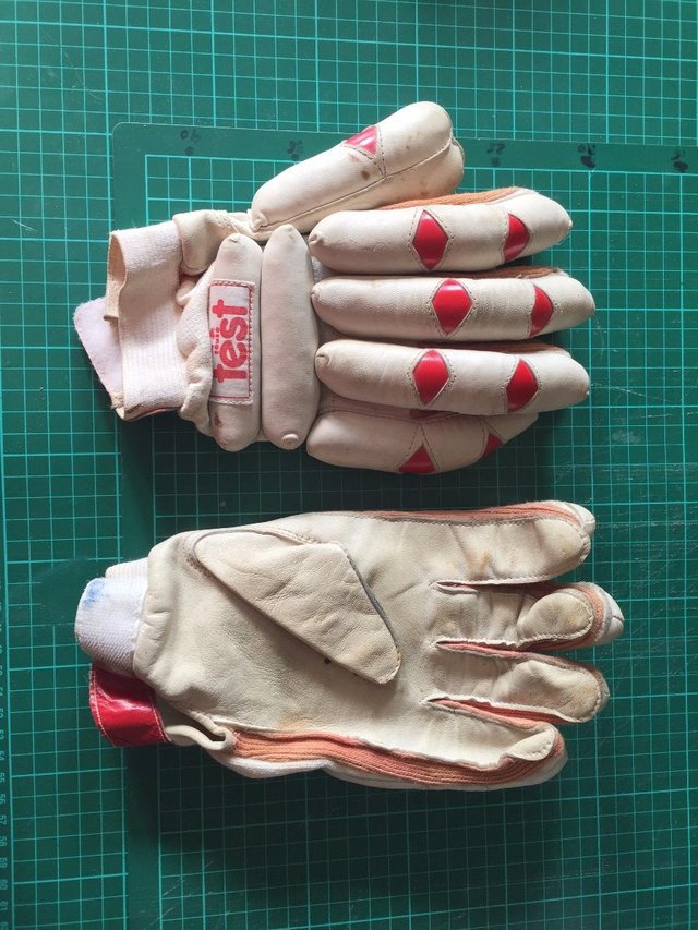 Image 2 of Cricket batting gloves ROMBO test