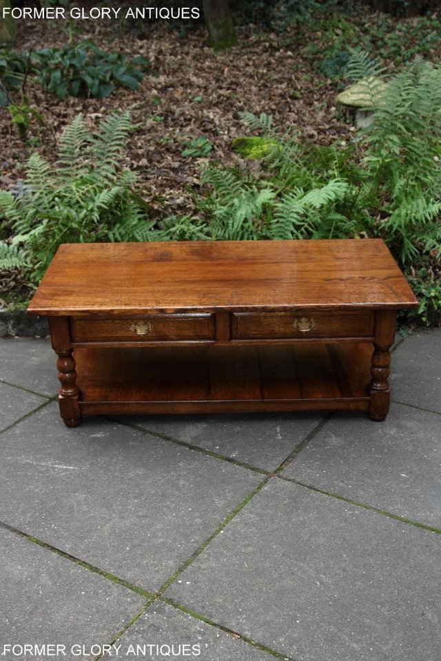 Image 5 of A TITCHMARSH AND GOODWIN STYLE OAK TWO DRAWER COFFEE TABLE
