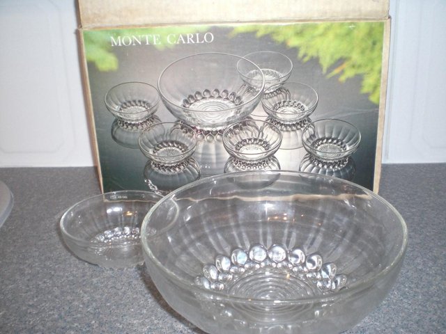 Preview of the first image of Monte Carlo glass 7 piece serving/fruit set (new and boxed).