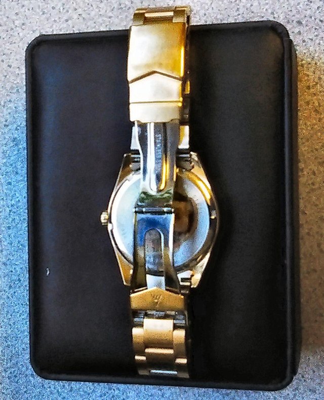 Preview of the first image of Mans Accurist wristwatch,with case.