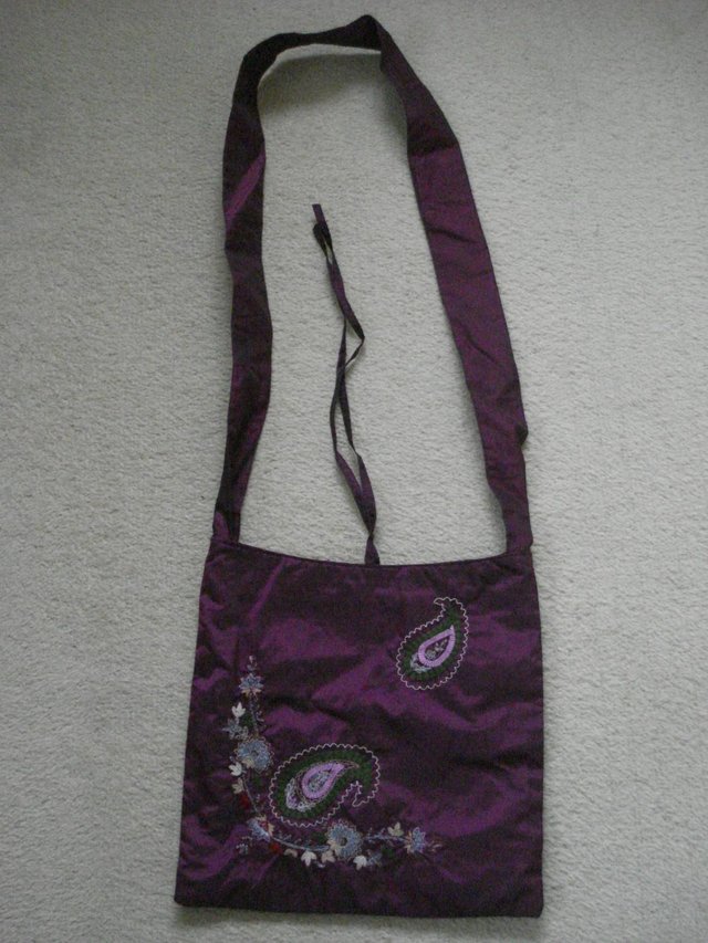 Preview of the first image of NEW INDIAN HAND-EMBROIDERED PURPLE EVENING BAG WITH STRAP.