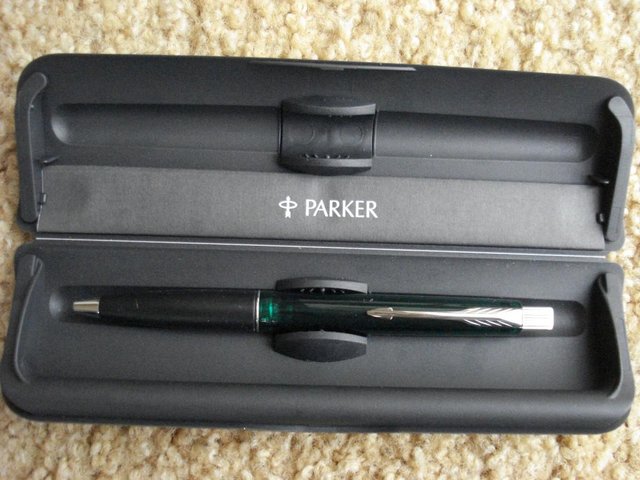 Preview of the first image of NEW QUALITY BLACK /GREEN PARKER PEN IN PRESENTATION GIFT BOX.