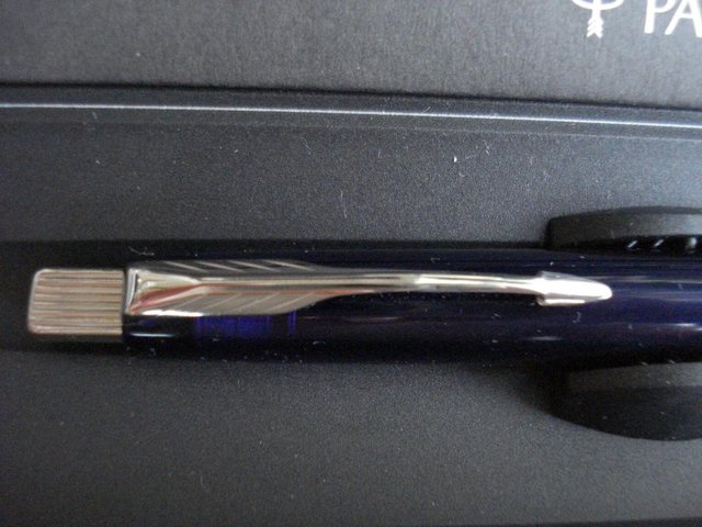 Preview of the first image of NEW QUALITY BLACK & BLUE PARKER PEN IN PRESENTATION GIFT BOX.