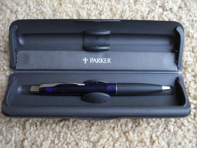 Image 2 of NEW QUALITY BLACK & BLUE PARKER PEN IN PRESENTATION GIFT BOX