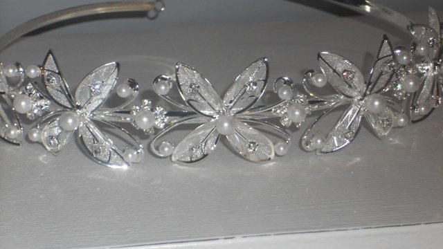 Image 2 of Bridal Headband/Tiara–Flower, Diamante & Pearls–New & Unworn