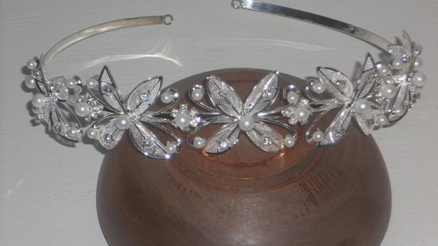 Image 3 of Bridal Headband/Tiara–Flower, Diamante & Pearls–New & Unworn