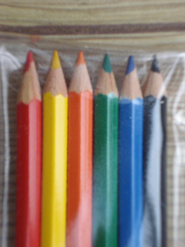 Preview of the first image of NEW Set of 6 Rare “WELLAND PRIMARY SCHOOL” Colouring Pencils.