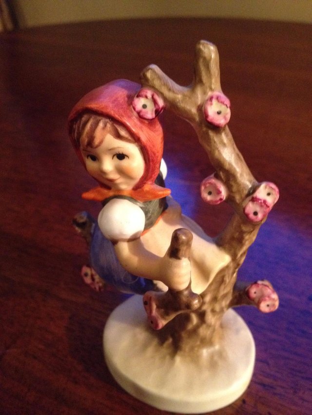 Image 2 of M I Hummel 10.5cm figurine "Apple Tree Girl"