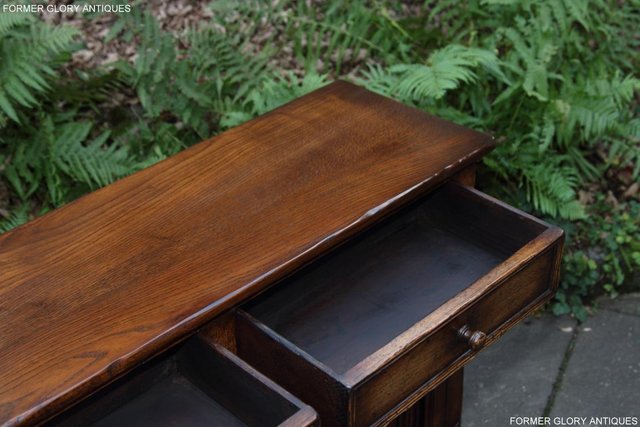 Image 77 of A TITCHMARSH & GOODWIN OAK DRESSER BASE SIDEBOARD HALL TABLE
