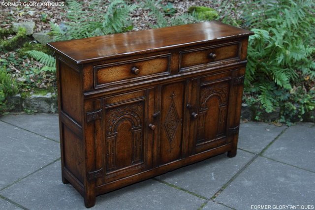 Image 79 of A TITCHMARSH & GOODWIN OAK DRESSER BASE SIDEBOARD HALL TABLE
