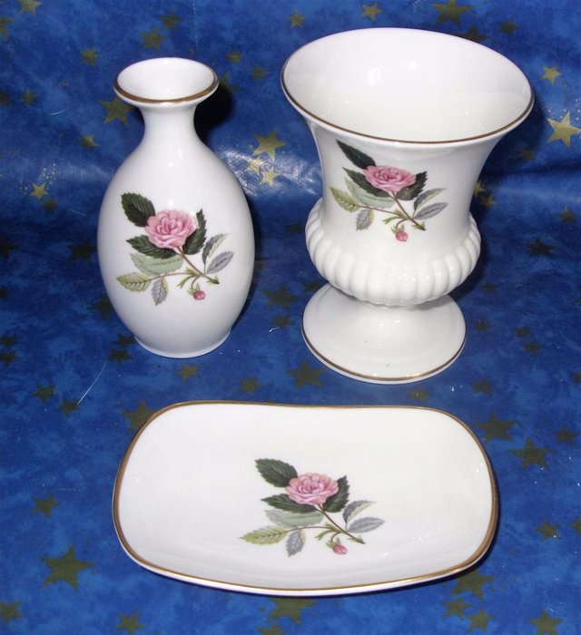 Image 2 of Selection of 3 pieces of Wedgwood Hathaway Rose Bone China