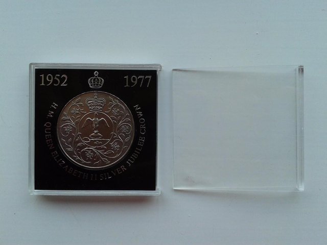 Image 2 of 1977 Great Britain 25 New Pence Coin KM# 920 (aFDC)