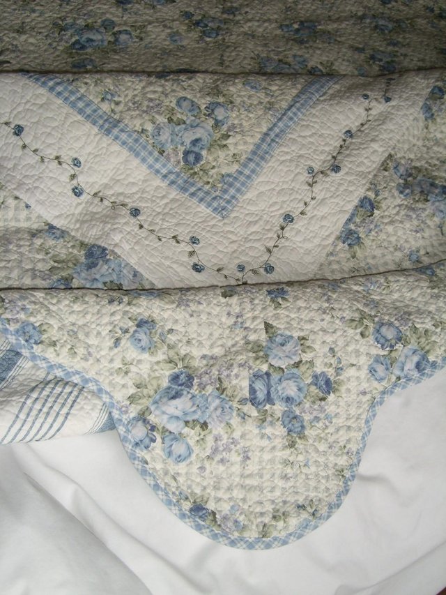 Image 3 of Blue & White Floral American Quilt – Double Bed Size