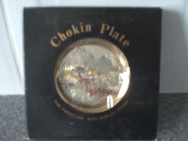 Preview of the first image of The Art of Chokin Plate with display stand – 24 kt gold.