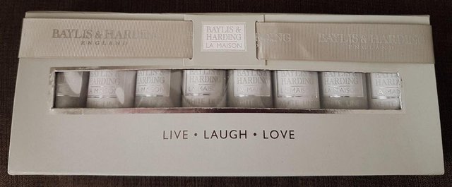 Preview of the first image of Baylis & Harding Luxury White Linen/Cassis gift set.