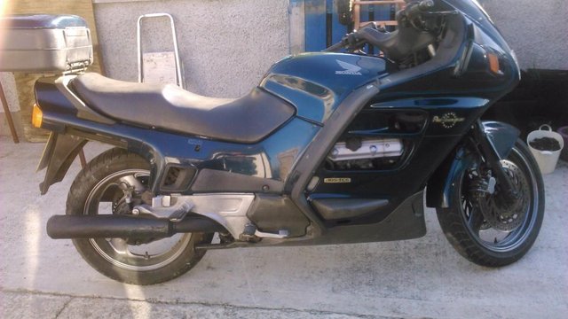 Preview of the first image of Breaking 1994 Honda pan European St1100.