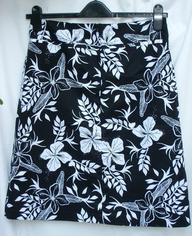 Preview of the first image of H&M Black & White Skirt -Size 12.