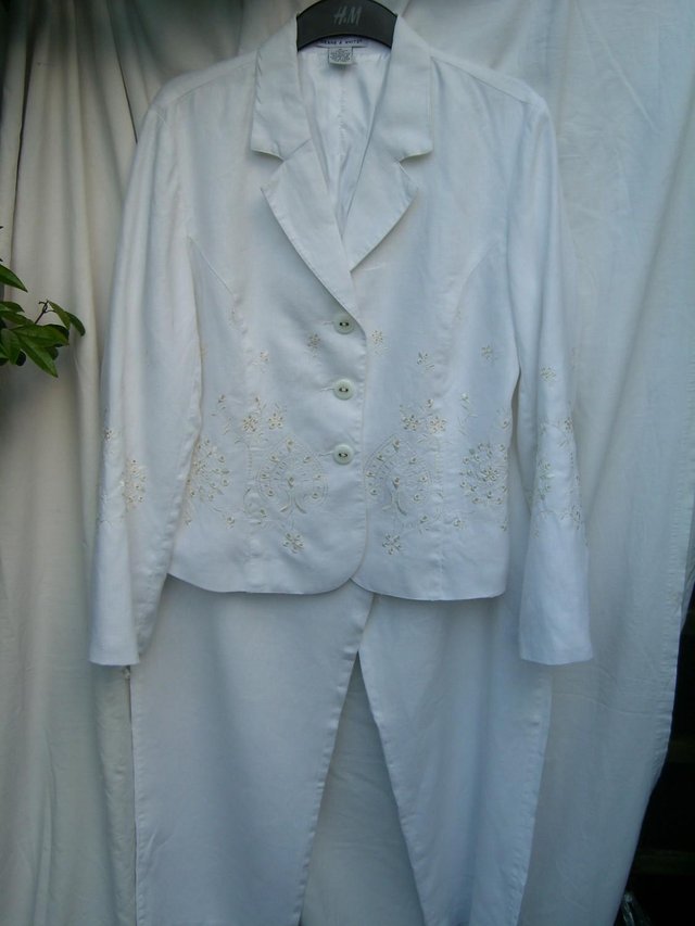 Preview of the first image of DEANE & WHITE –White Linen Trouser Suit - Size 12.