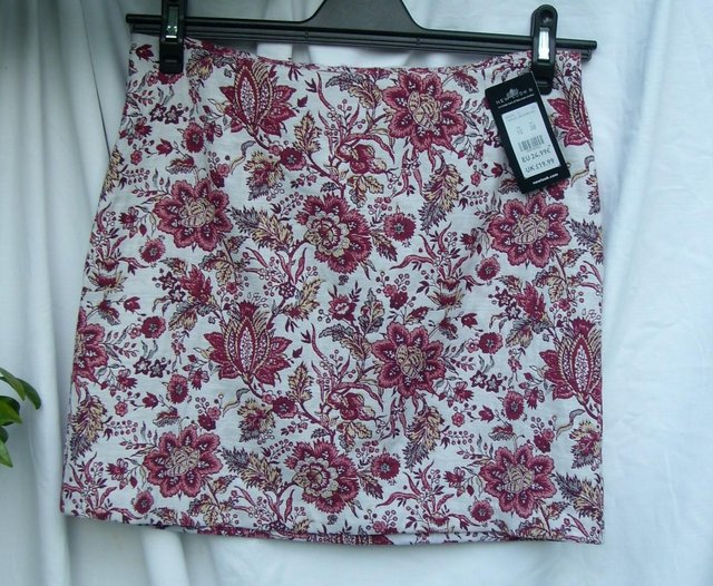 Preview of the first image of NEW LOOK Paisley Jacquard Mini Skirt – Size 10 - NEW.