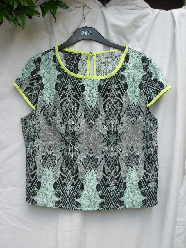 Preview of the first image of LOLA SKYE Turquoise Contrast Trim Top – Size 18.