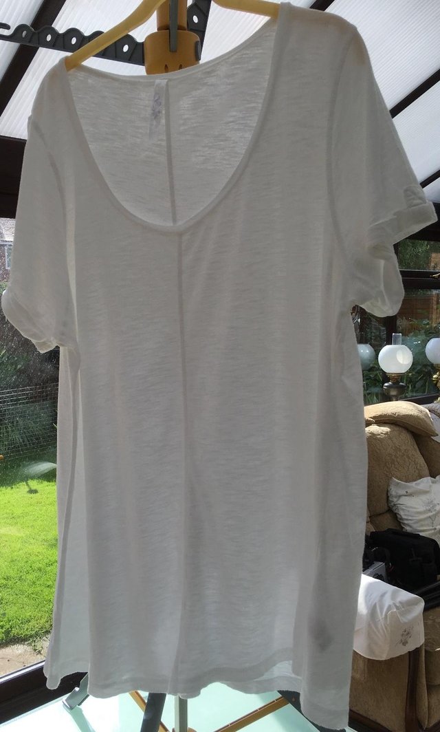 Image 2 of Ladies short sleeved White 22/24 summer top.