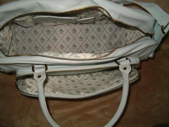 Preview of the first image of Original Penguin Munsingwear Holdall bag white, one size.