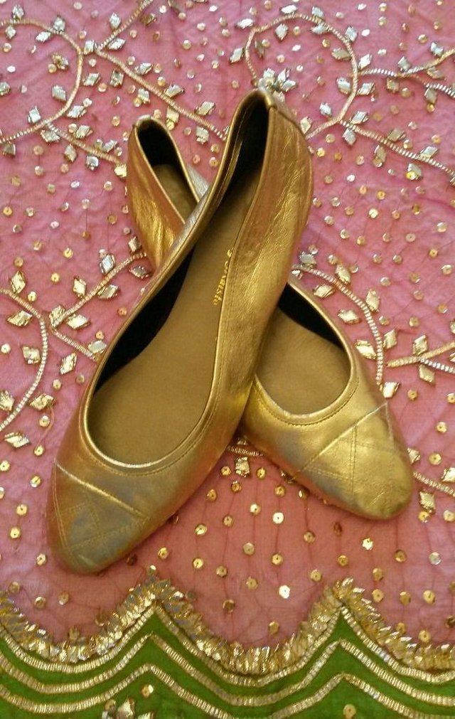Preview of the first image of GOLD PUMPS Italian Leather Lining & Sole Wood Size: 41.
