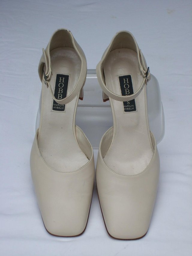 Preview of the first image of MARILYN ANSELM For HOBBS Cream Shoes–Size 5/38.