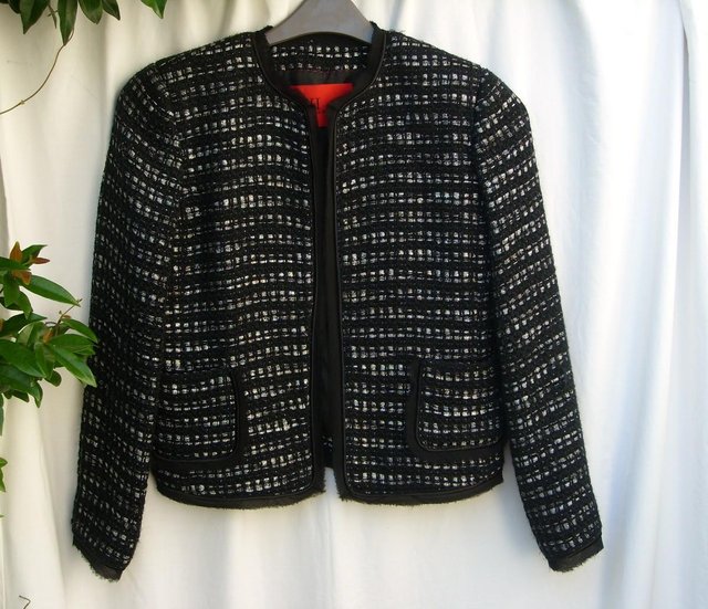 Preview of the first image of CAROLINA HERRERA Silk Edged Jacket Top–Size 8 (2).