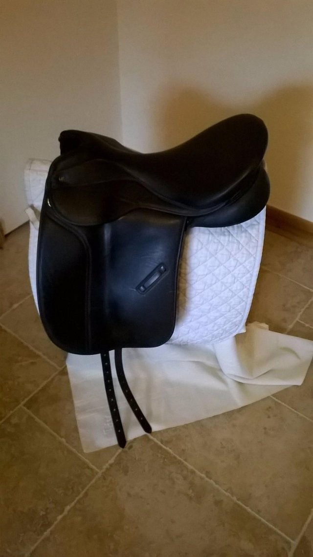 Preview of the first image of Thorrowgood black 18 inch dressage saddle.
