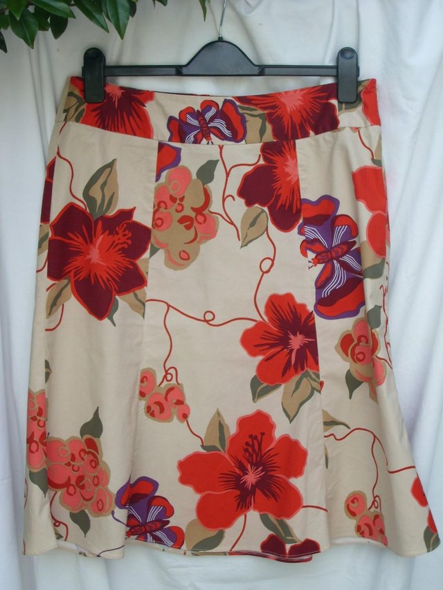 Preview of the first image of GAP Stretch Red Print Skirt – Size 12.