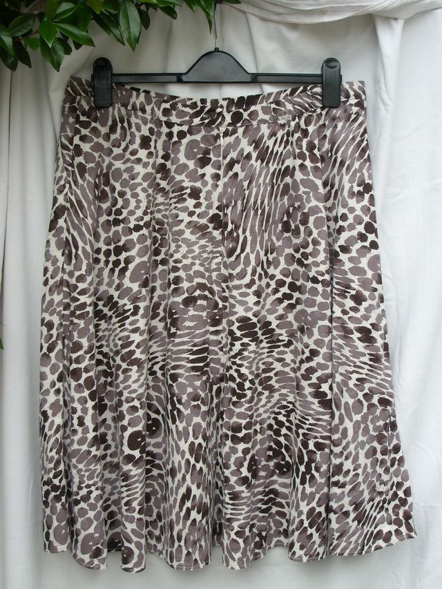 Preview of the first image of M&S CLASSIC Brown & White Skirt – Size 16.