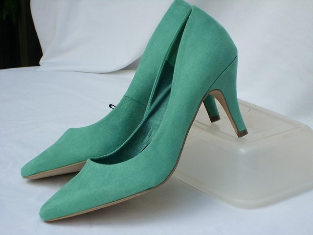 Preview of the first image of H&M Faux Suede Green Shoes – Size5/38 NEW.