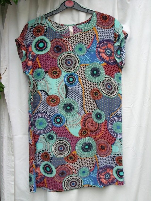 Preview of the first image of STELLA MORGAN Circle Print Shift Dress – Size 12.