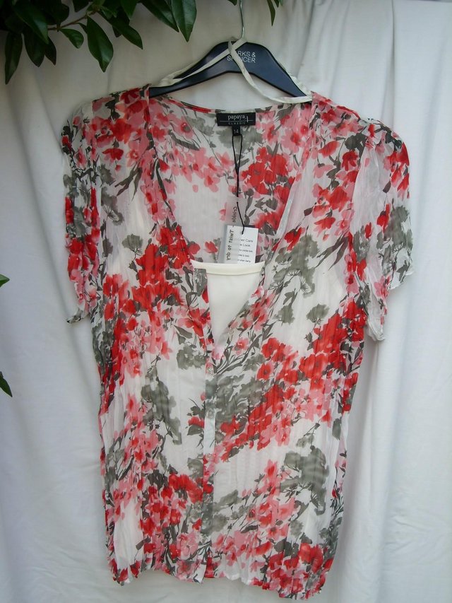 Preview of the first image of PAPAYA Poppy Print Crinkle Top & Vest – Size 14 NEW.