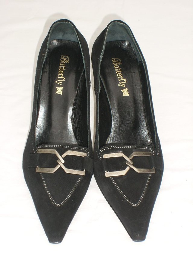 Preview of the first image of BUTTERFLY Black Suede Court Shoes – Size 4/37.