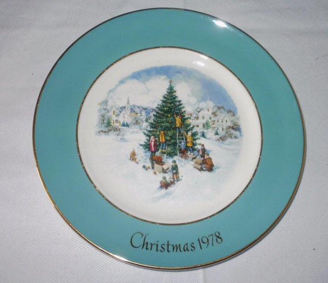 Preview of the first image of Wedgwood Collectors Plate - Trimming the Tree - Christmas 19.